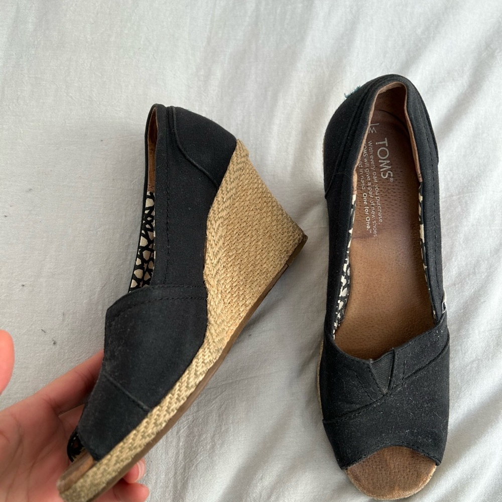 😍 TOMS ESPADRILLES BLACK SANDALS CHARITABKE CAUSE CO  SIZE 7 GUC